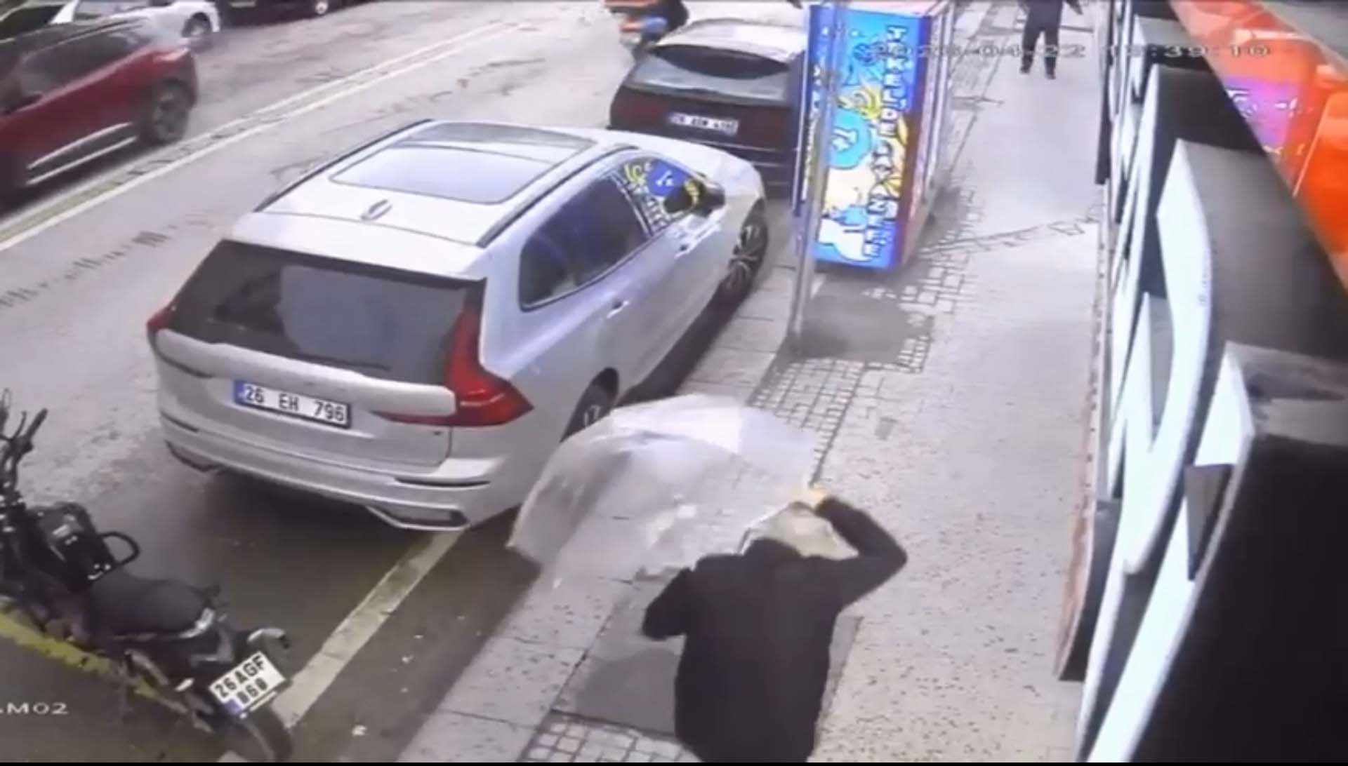Eskişehir'de Korkunç Anlar: Rüzgar Camı Patlattı, Başına Düştü!