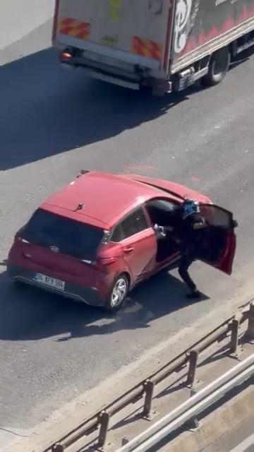 Çekmeköy'de Trafikte Tekmeli Yumruklu Kavga: Yol Verme Tartışması Kamerada