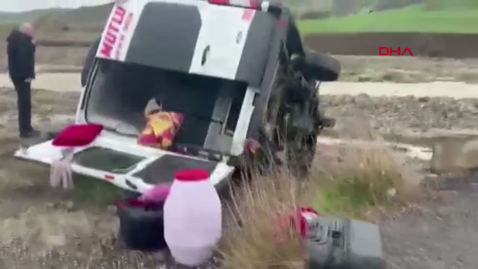 Muş'ta Feci Kaza: Yolcu Minibüsü Dereye Yuvarlandı, 16 Yaralı!