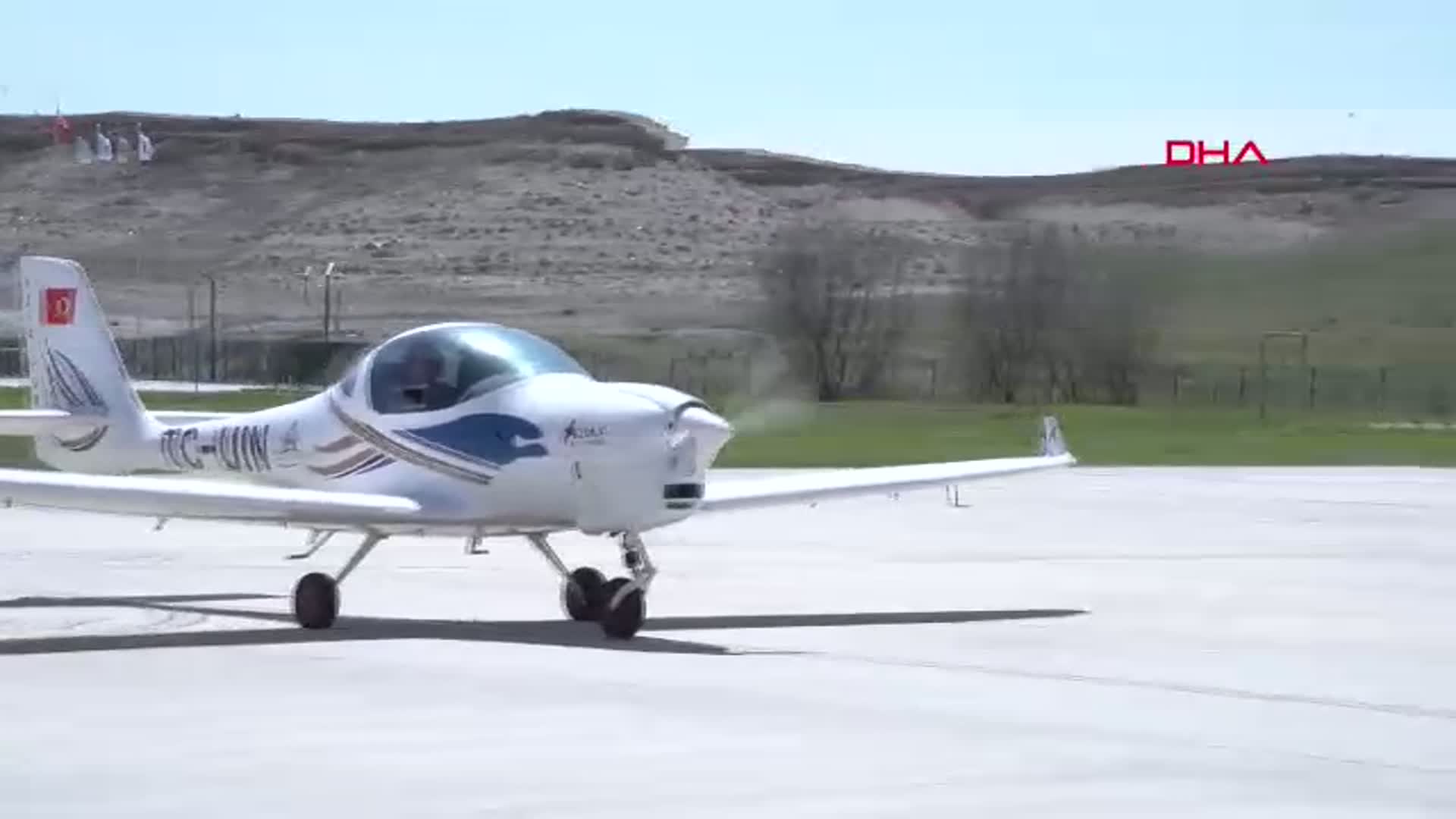 Türkiye'nin İlk Kadın Akrobasi Pilotundan Nefes Kesen Gösteri: Dünya Pilotlar Günü Kutlandı