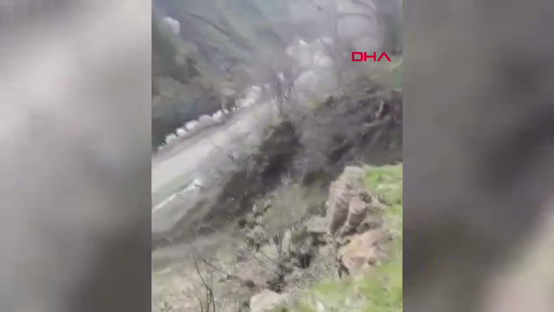 Van'da Heyelan Ulaşımı Felç Etti: O Anlar Kamerada!