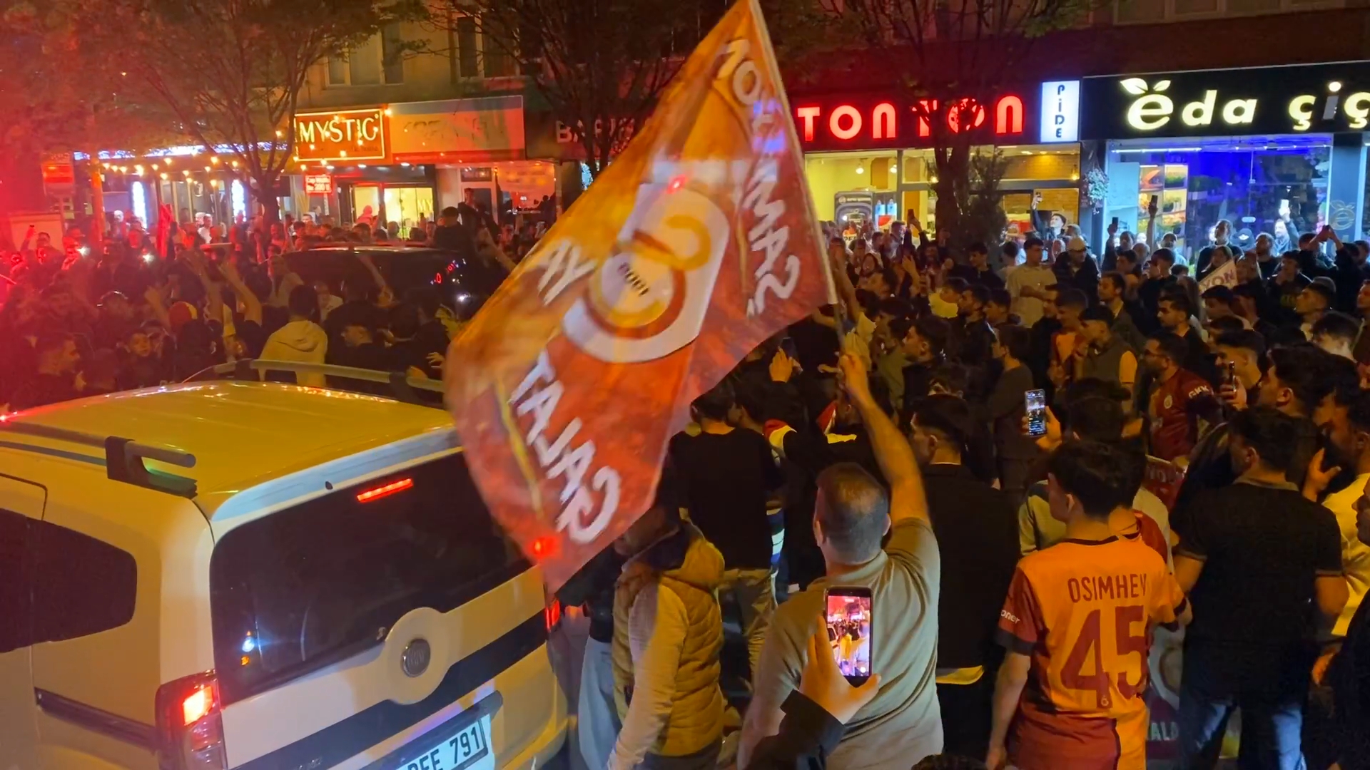 Galatasaray'dan Fenerbahçe'ye Karşı Önemli Galibiyet Sonrası Bursa'da Coşkulu Kutlamalar