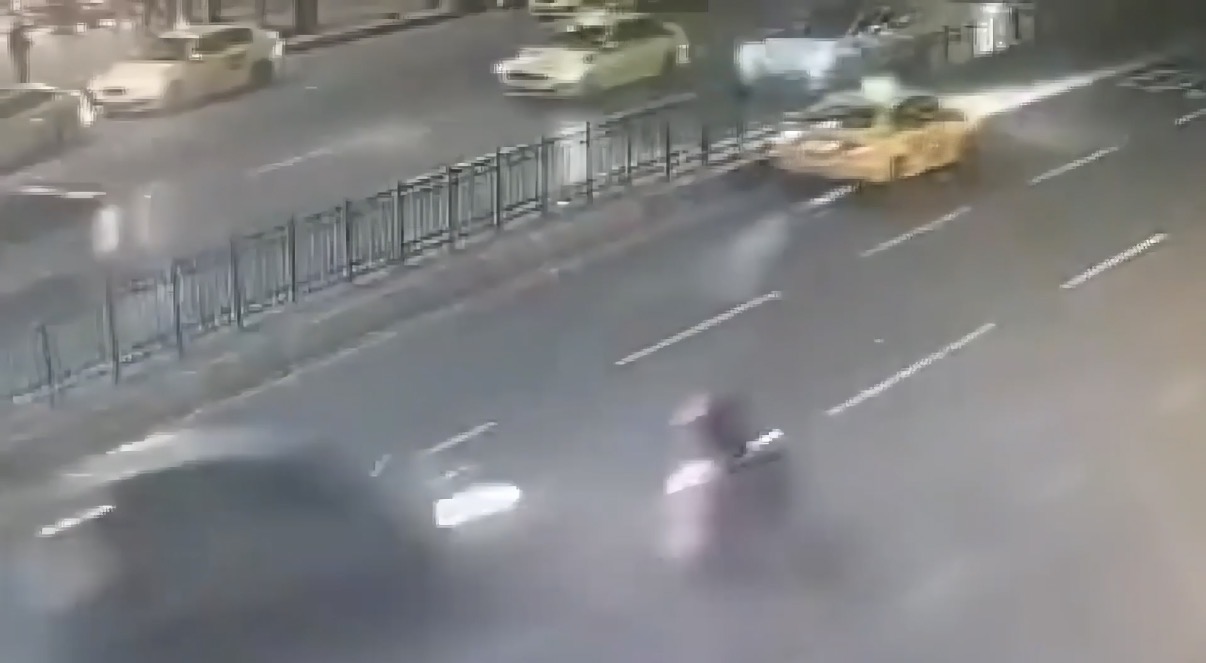 Şişhane'de Kanlı Kaza: Motosiklet Durağa Daldı, 1 Ölü, 3 Yaralı