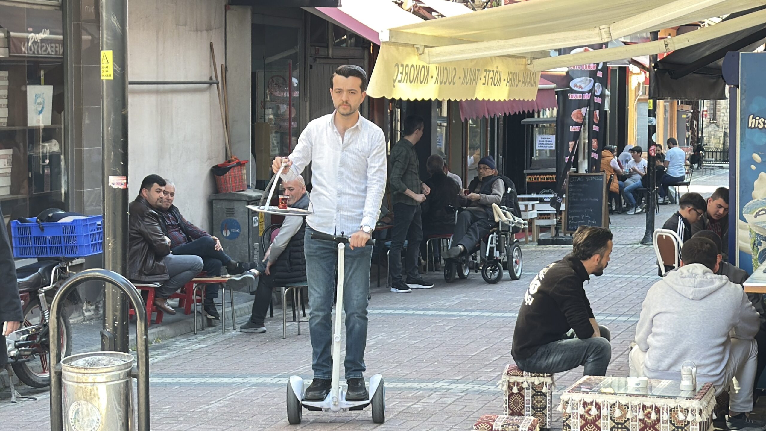 Hoverboard'lu Çaycı: 25 Bin Adımdan Kurtuldu, Servisi Hızlandırdı!
