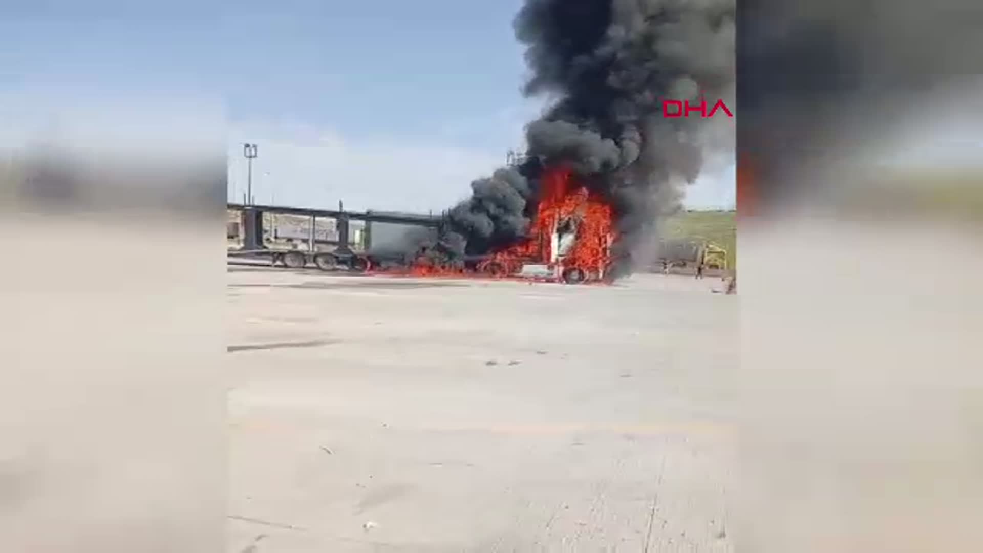 Hatay'da Korkutan TIR Yangını: Cilvegözü'nde Alevler Yükseldi