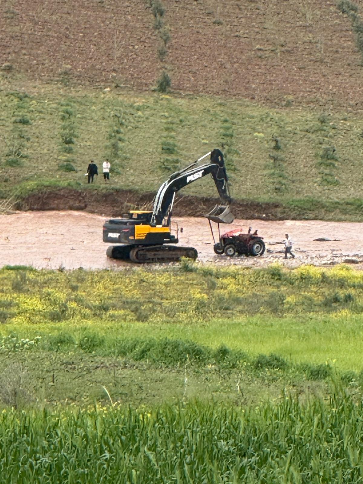Sağanak Afrin Çayı'nı kabarttı: Traktör sürücüsü mahsur kaldı, kurtarma operasyonu başlatıldı