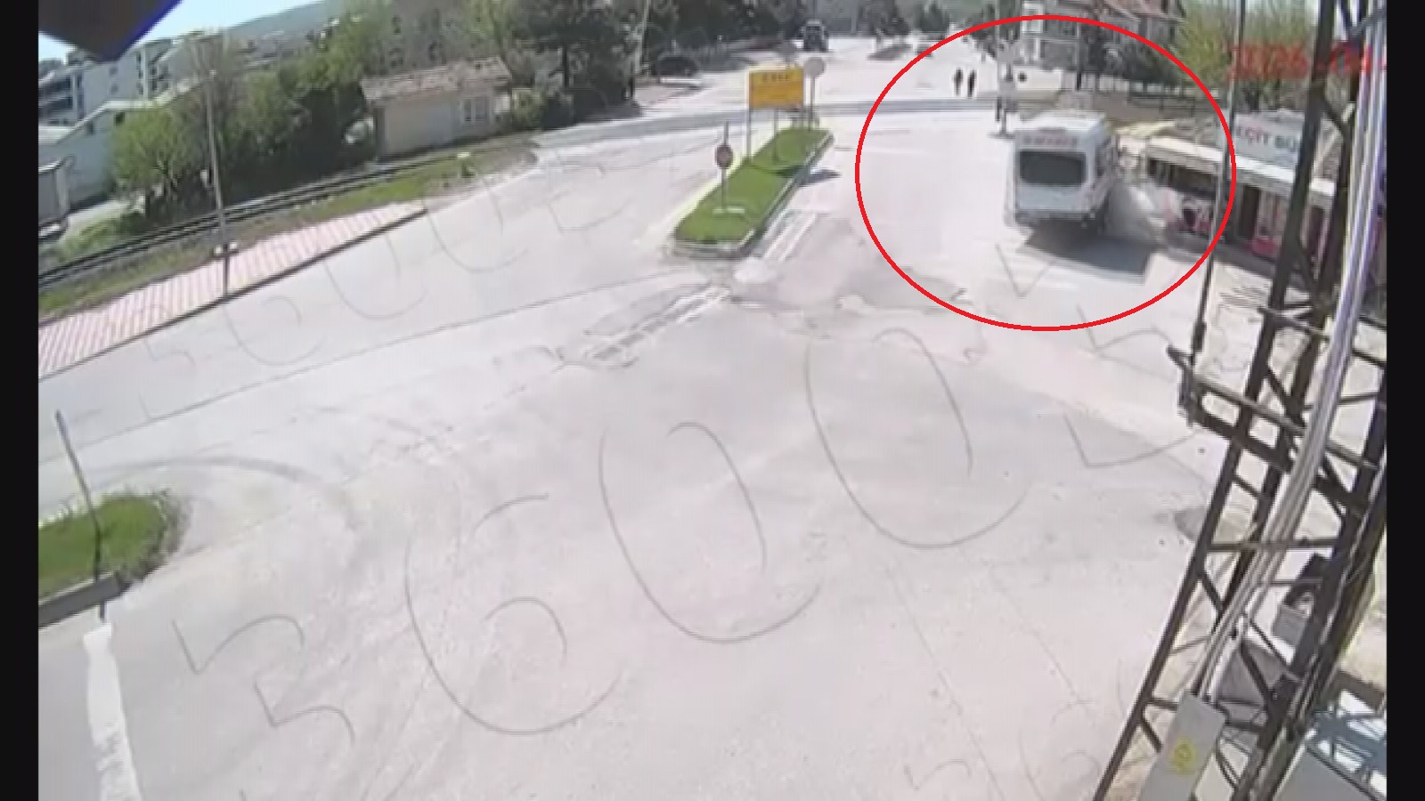 Alkollü Sürücünün Dehşeti Kamerada: Öğrenciler Son Anda Kurtuldu!