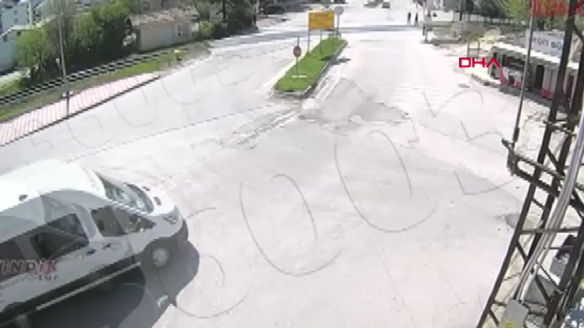 Amasya'da Kan Donduran Anlar: Alkollü Sürücü Durağı Devirdi, Öğrenciler Kilometrelerce Kurtuldu