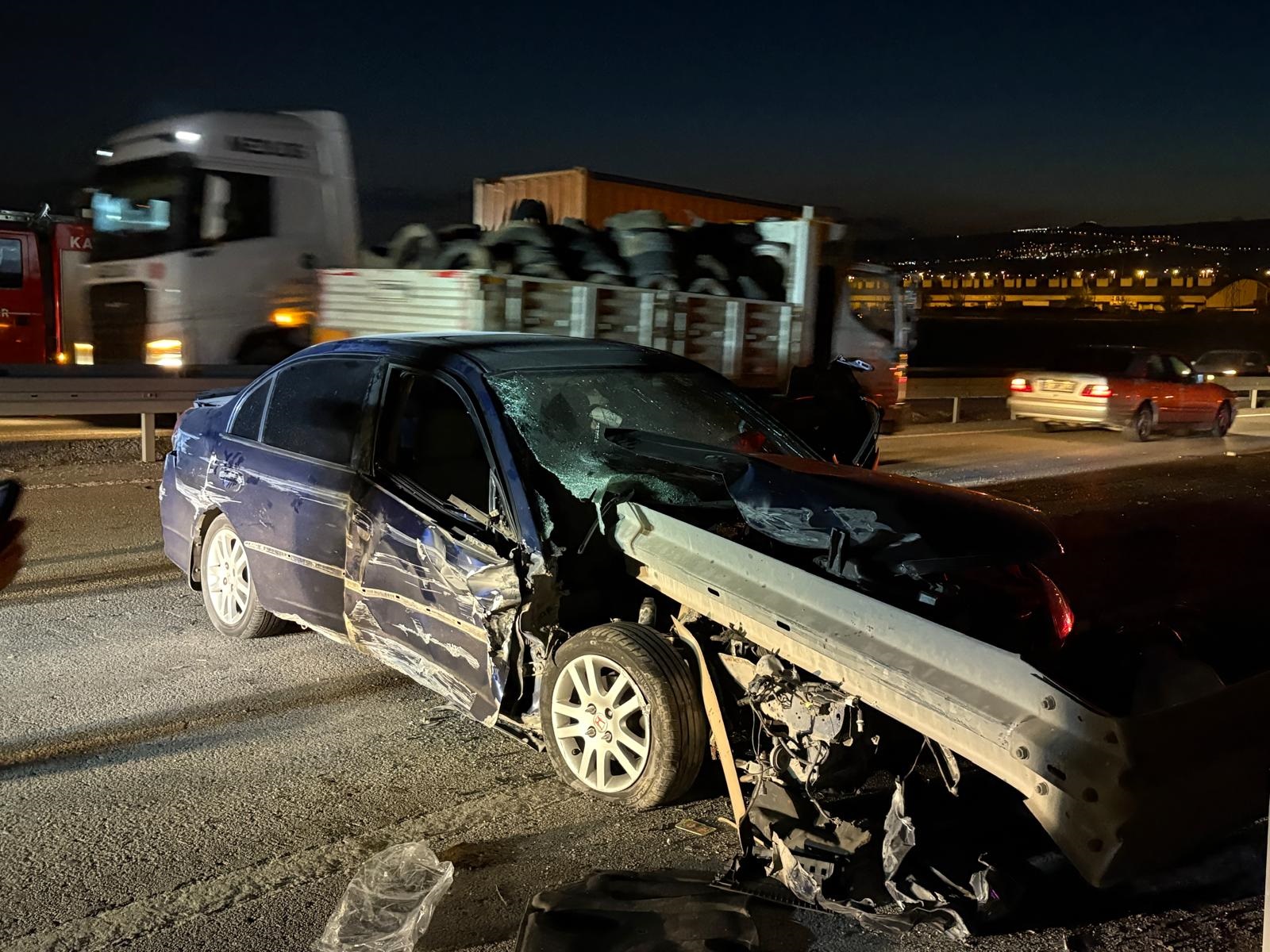 Kayseri'de Korkunç Kaza: Otomobil Bariyerlere Saplandı, 1 Kişi Ağır Yaralandı