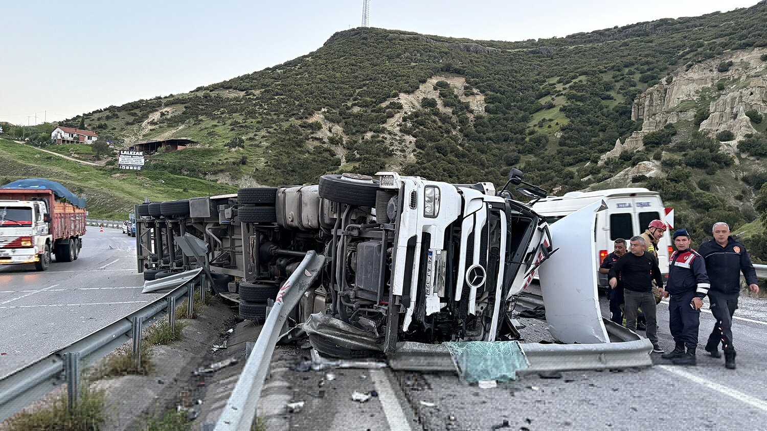 Manisa'da Akıl Almaz Kaza: TIR Devrildi, Trafik Kilometrelerce Durdu!