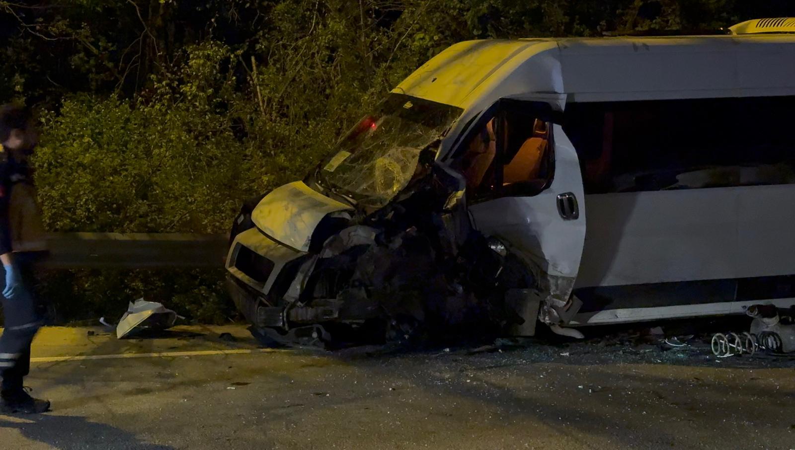 Beykoz'da Feci Kaza: Servis Minibüsü ve Otomobil Çarpıştı, 11 Yaralı