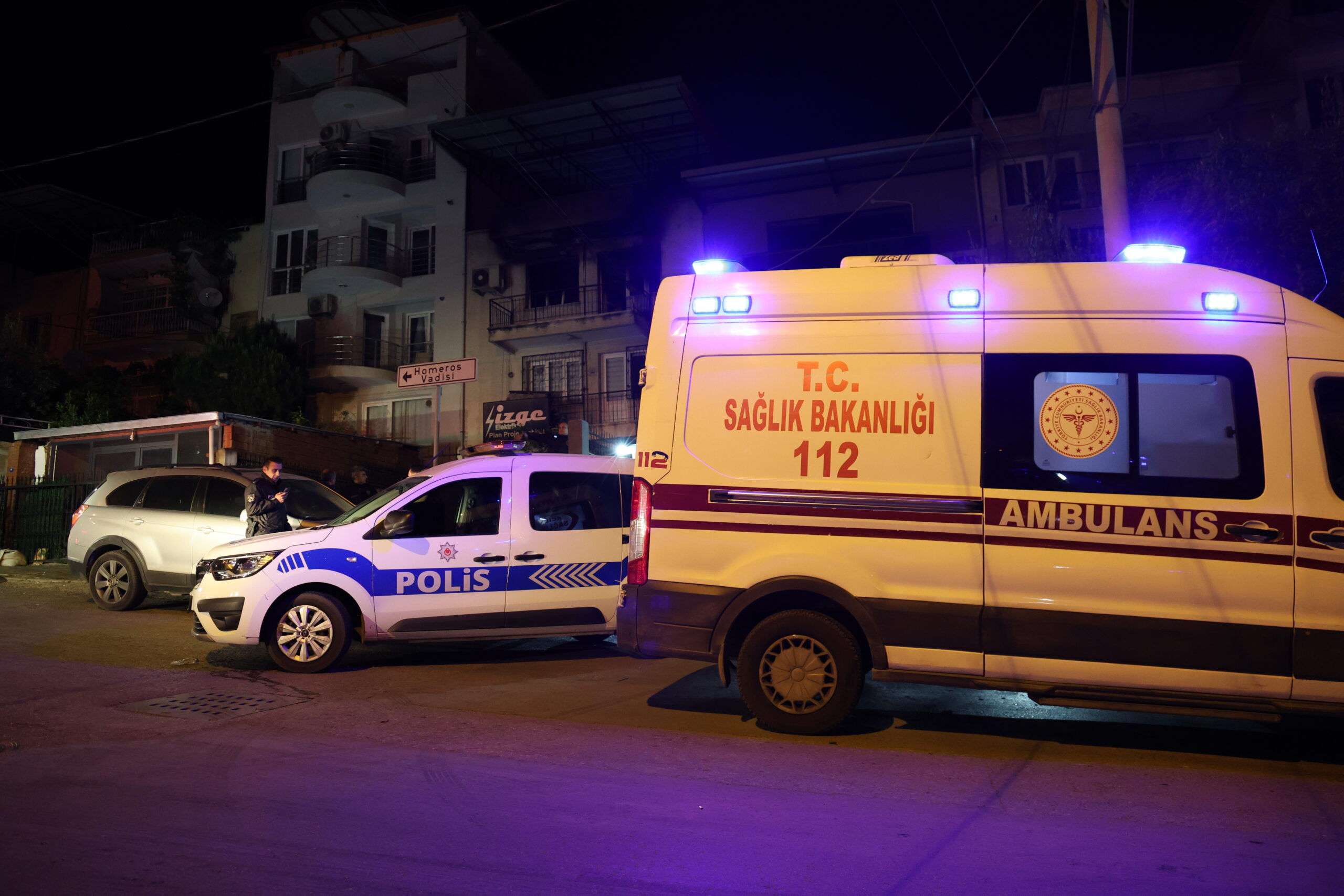 İzmir'de Korkunç Yangın: Baba Hayatını Kaybetti, Engelli Oğlu Yoğun Bakımda
