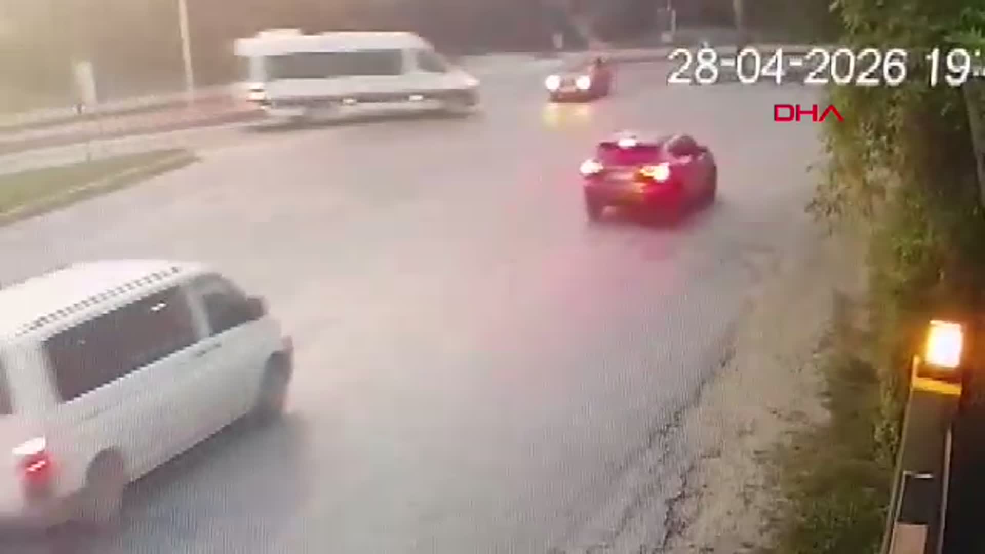 Antalya'da Feci Kaza: Tur Minibüsü Otomobille Çarpıştı, 4 Yaralı