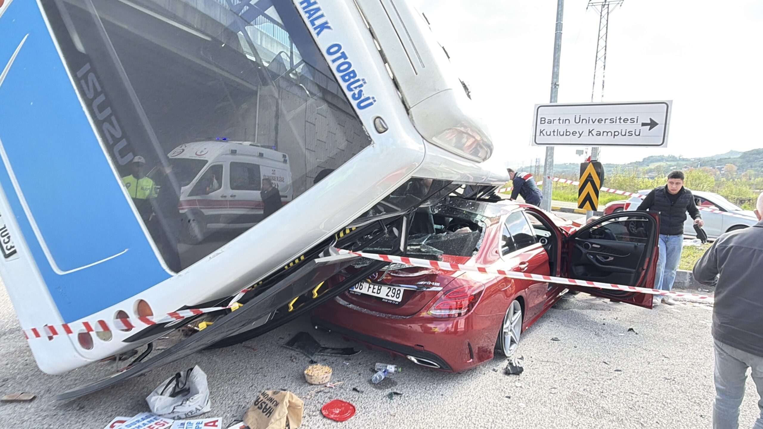 Bartın'da Feci Kaza: Öğrenci Taşıyan Otobüs Otomobilin Üzerine Devrildi, 46 Yaralı