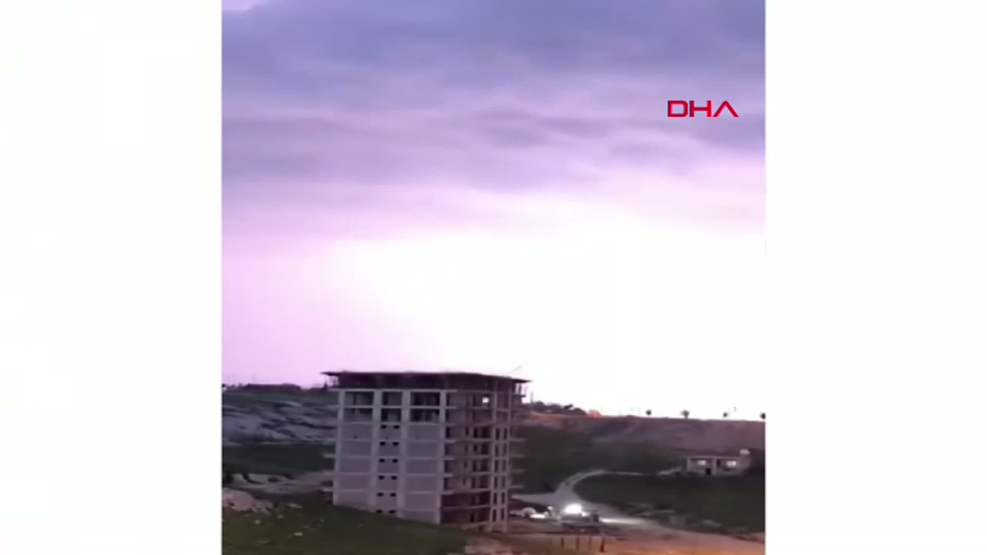Mardin'de Nefes Kesen Anlar: Şimşekler Geceyi Aydınlattı