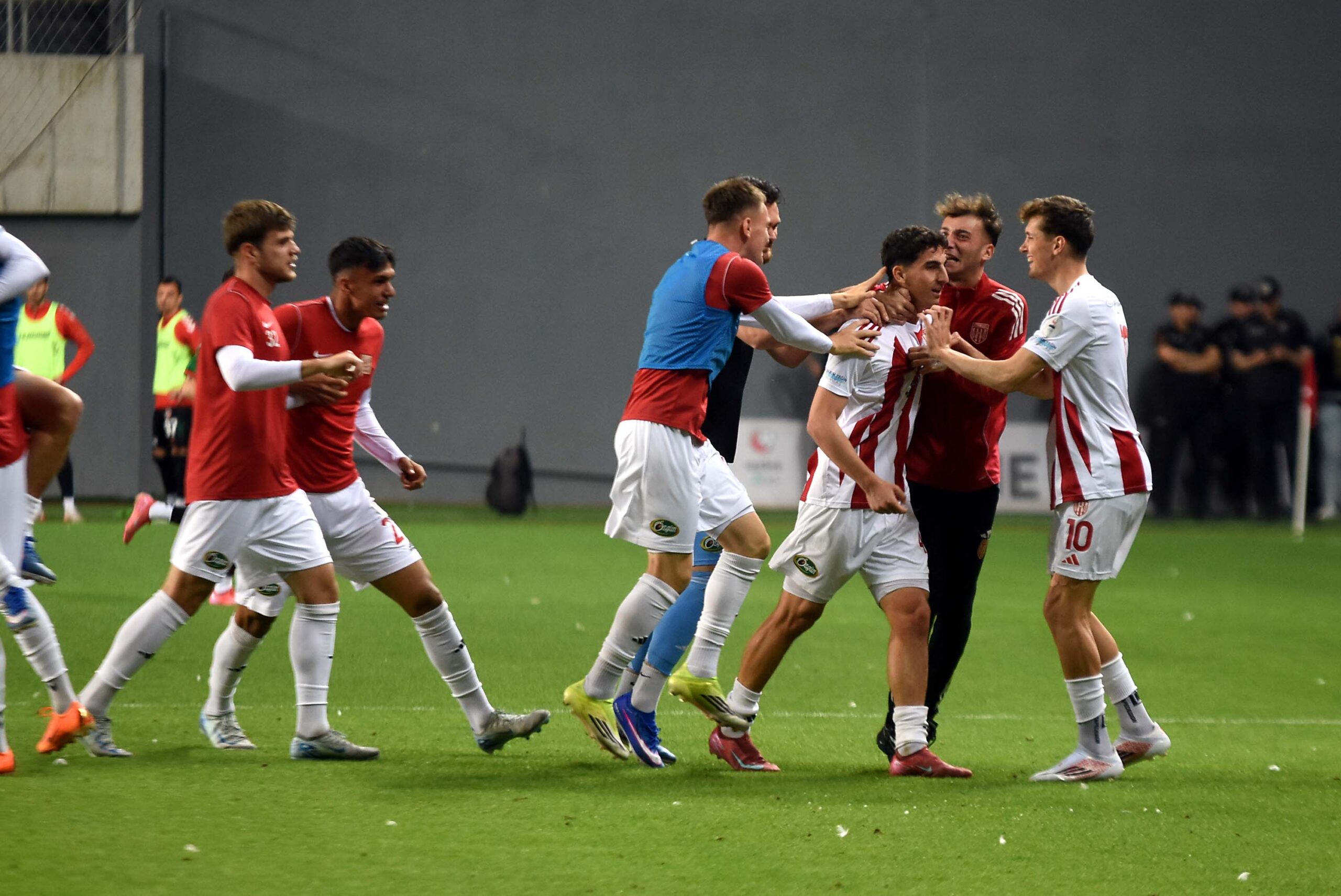 Ayvalıkgücü Belediyespor'dan Muhteşem Başarı: 2. Lig Yolu Açık!
