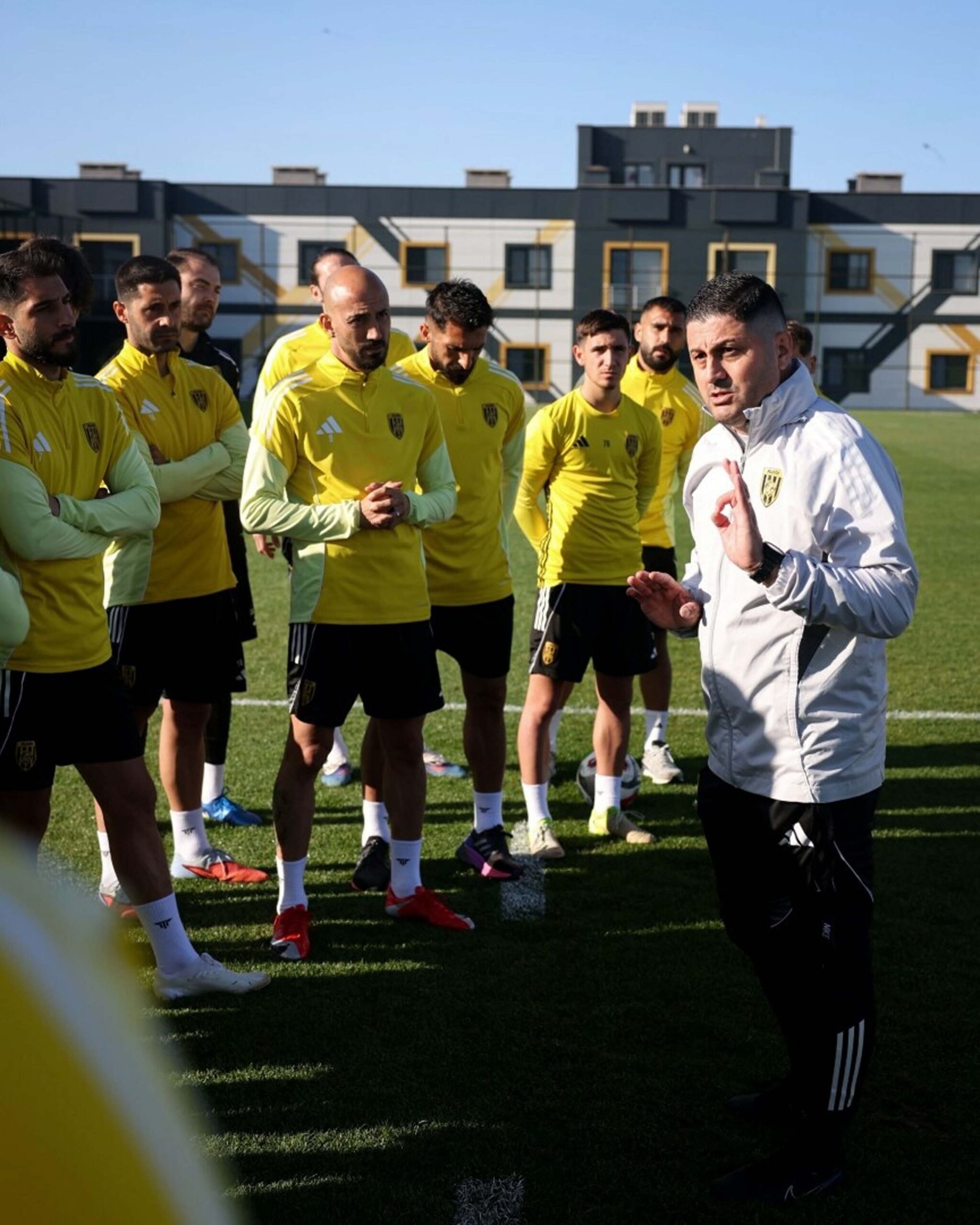 Aliağa FK Play-Off'ta Muş Spor'u Konuk Ediyor: Yeni Teknik Direktör Çağdaş Çavuş ile İlk Sınav