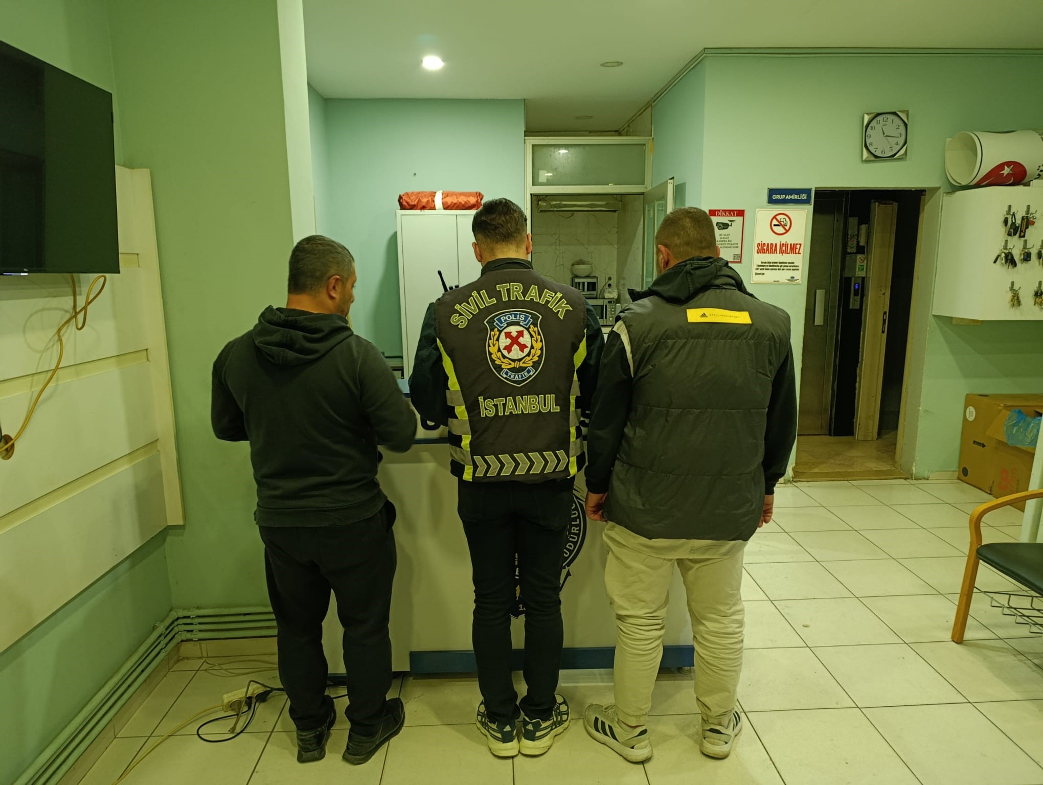 Büyükçekmece'de Trafik Tartışması Kanlı Bitti: Eşler Sürücüye Saldırdı, Araç Hasar Gördü