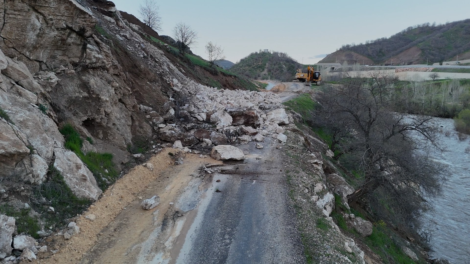 Bingöl'de Heyelan Ulaşımı Felç Etti: Yol Kapandı, Köylere Erişim Zorlaştı