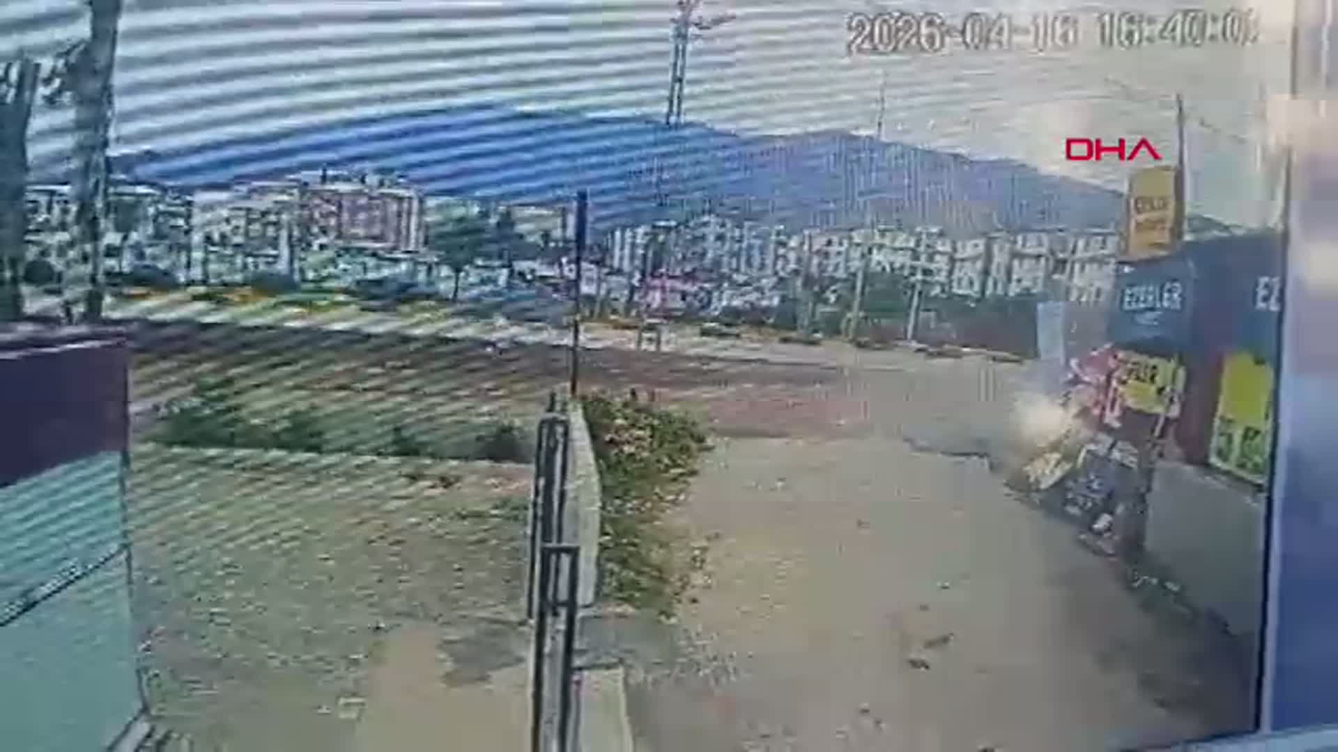 Hatay'da Dehşet Anları: Beton Mikseri Otomobili Metrelerce Sürükledi, Sürücü Yaralandı