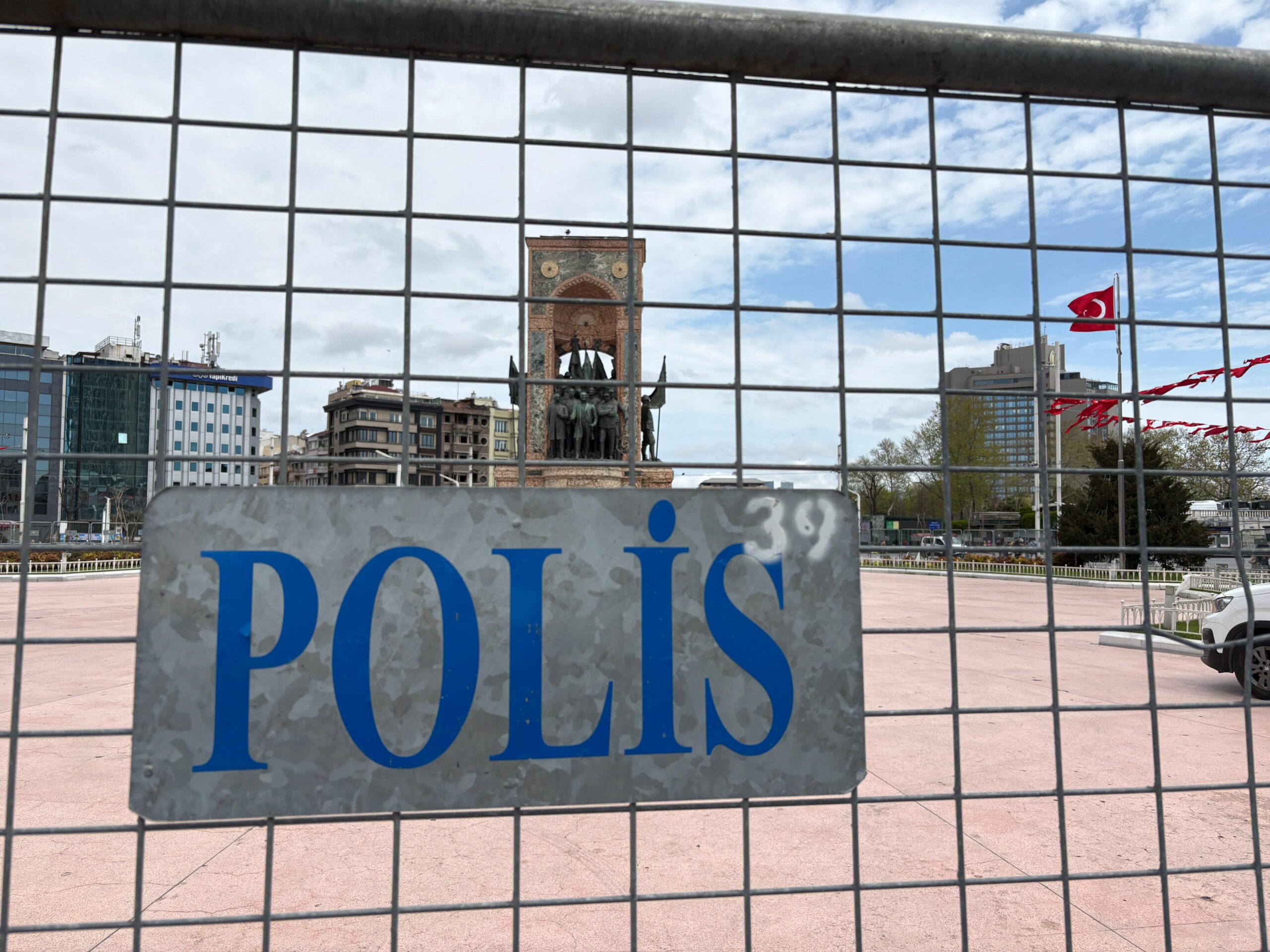 1 Mayıs Taksim'de Güvenlik Önlemleri Tam Kapsamlı: Bariyerler Yerleştirildi