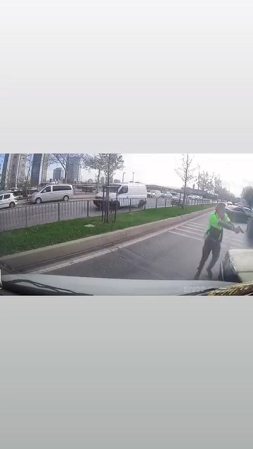 Ataşehir'de Polisten Kaçmaya Çalışan Sürücüye Cezayı Yedi!