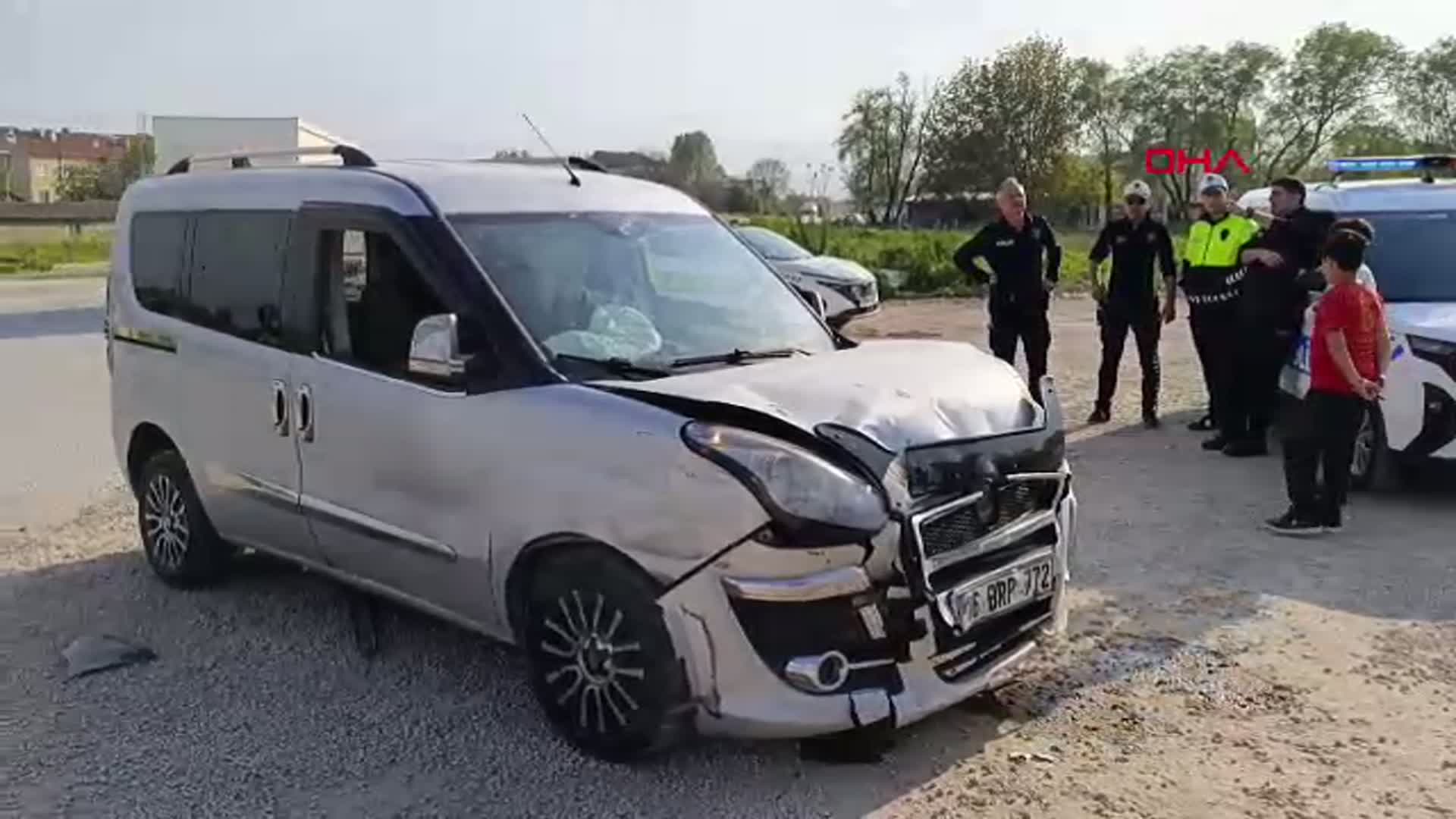 İnegöl'de Trafik Faciası: Hafif Ticari Araçlar Çarpıştı, 3 Yaralı