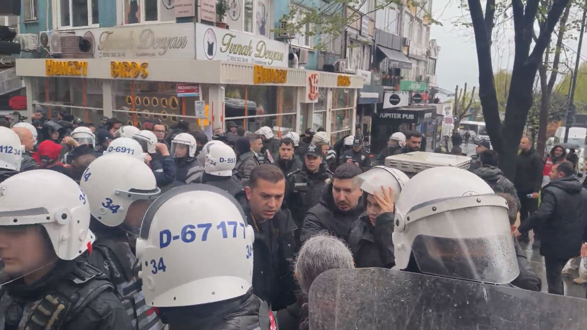 Beşiktaş'ta 1 Mayıs Gösterisine Polis Müdahalesi: Gözaltılar Var