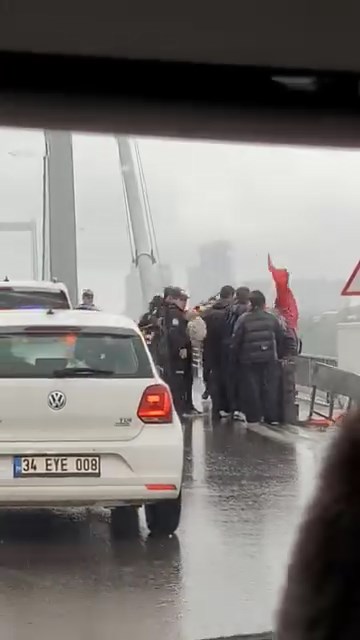 15 Temmuz Şehitler Köprüsü'nde Trafik Karıştı: İzinsiz Gösteriye Polis Müdahalesi
