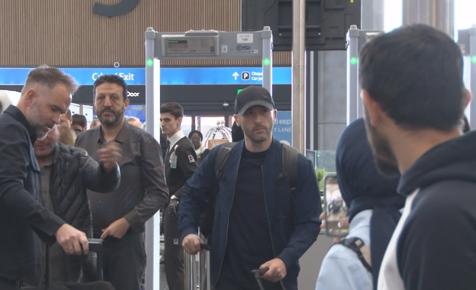Domenico Tedesco'ya Duygusal Veda: Çiçekler ve Alkışlarla Uğurlandı