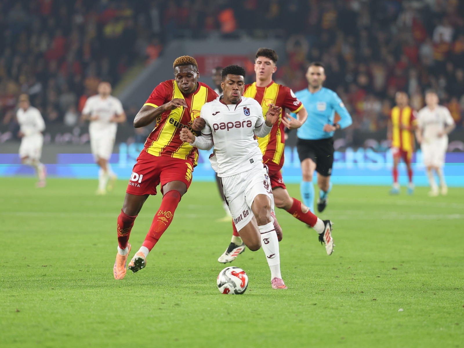 Trabzonspor ve Göztepe Ligde 32. Randevuya Hazırlanıyor: Rekabette Bordo-Mavililer Üstün