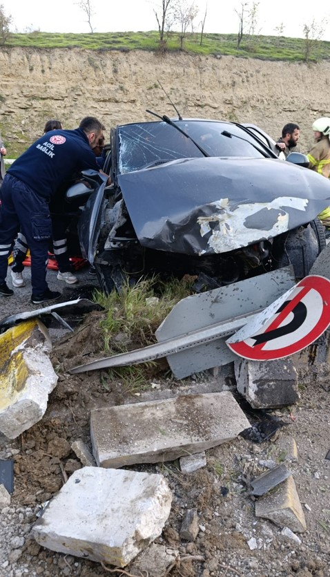 Safranbolu'da Feci Kaza: Refüje Çarpan Otomobilde Yaşamını Yitirenler Var