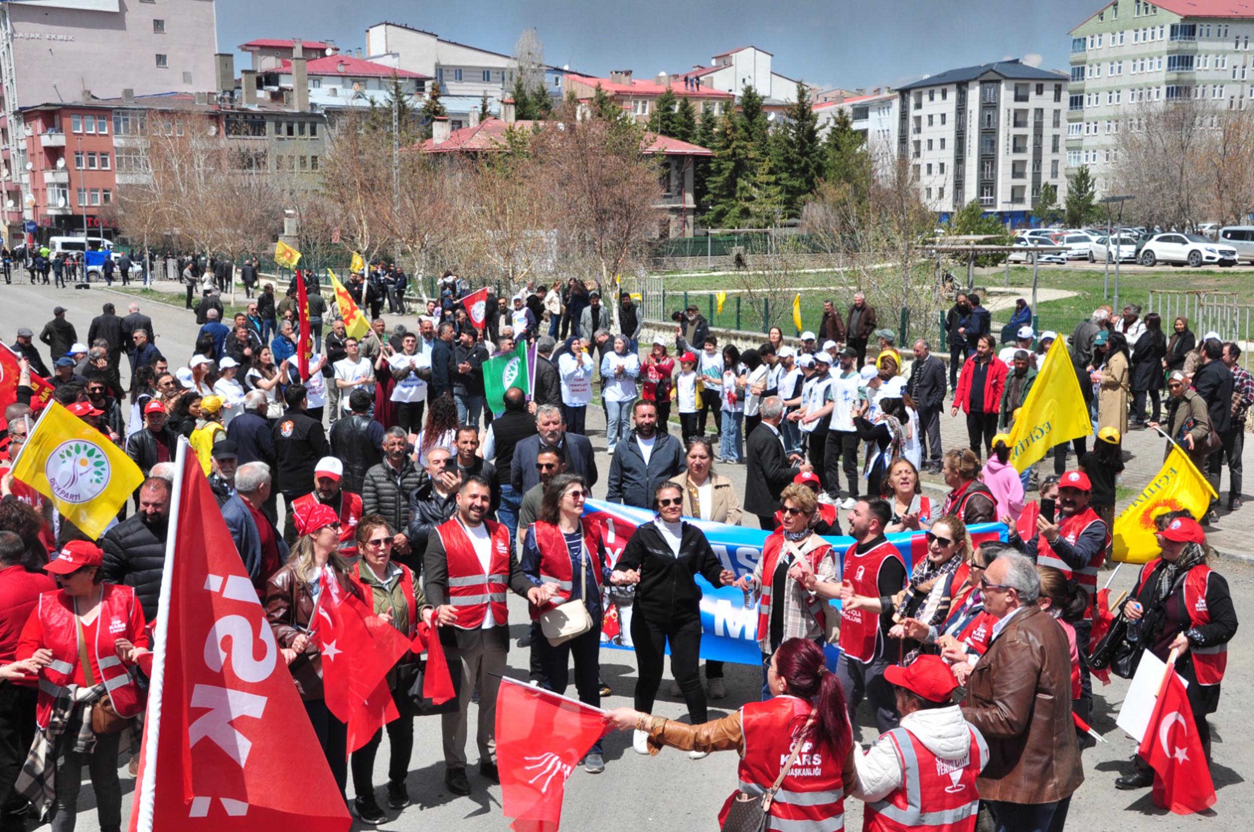 Kars'ta 1 Mayıs Coşkusu: Davul-Zurna Eşliğinde Halaylar Çekildi