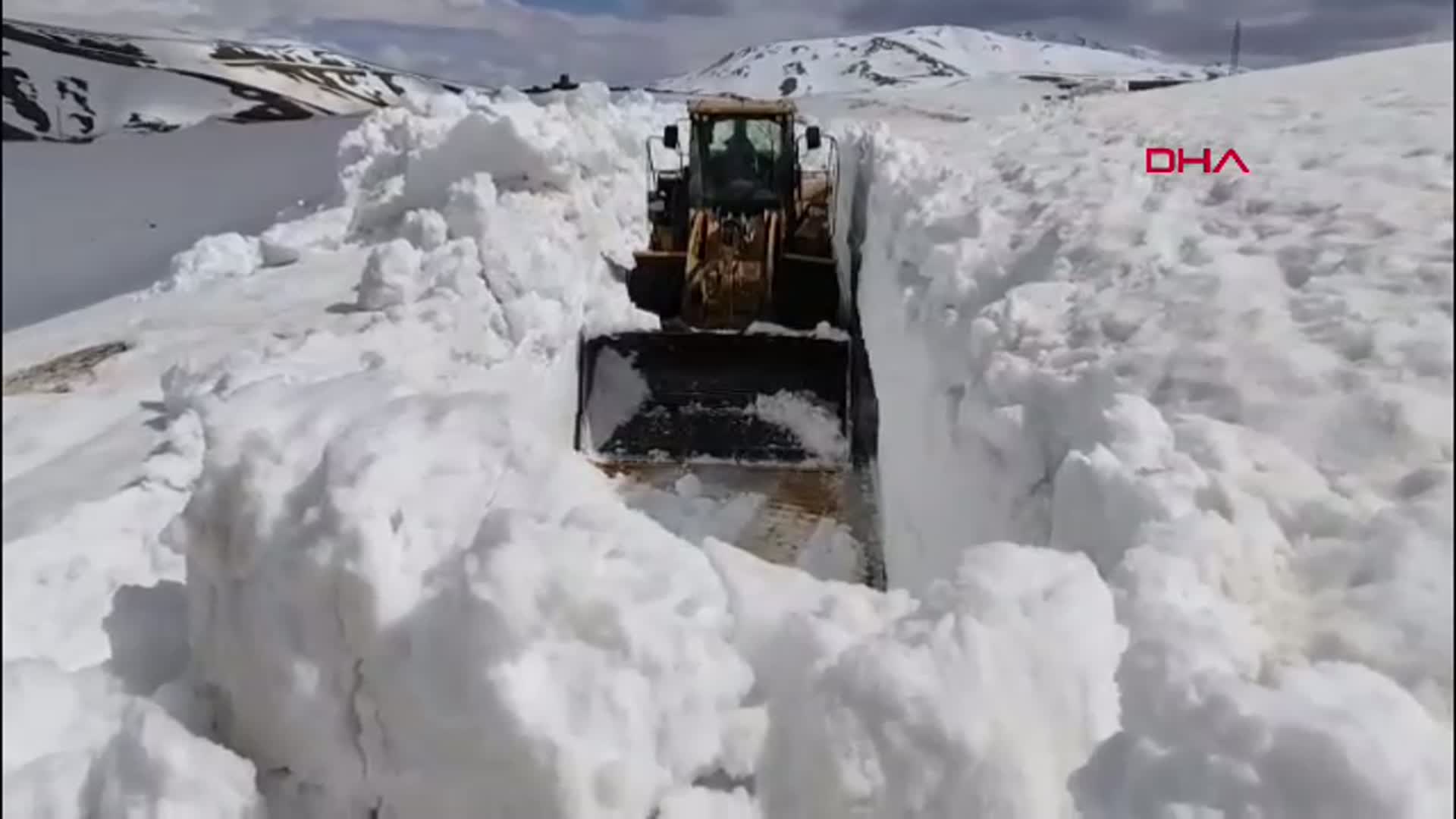 Van'da 3 Metreyi Aşan Karla Mücadele: Ulaşıma Kapanan Yollar Açıldı