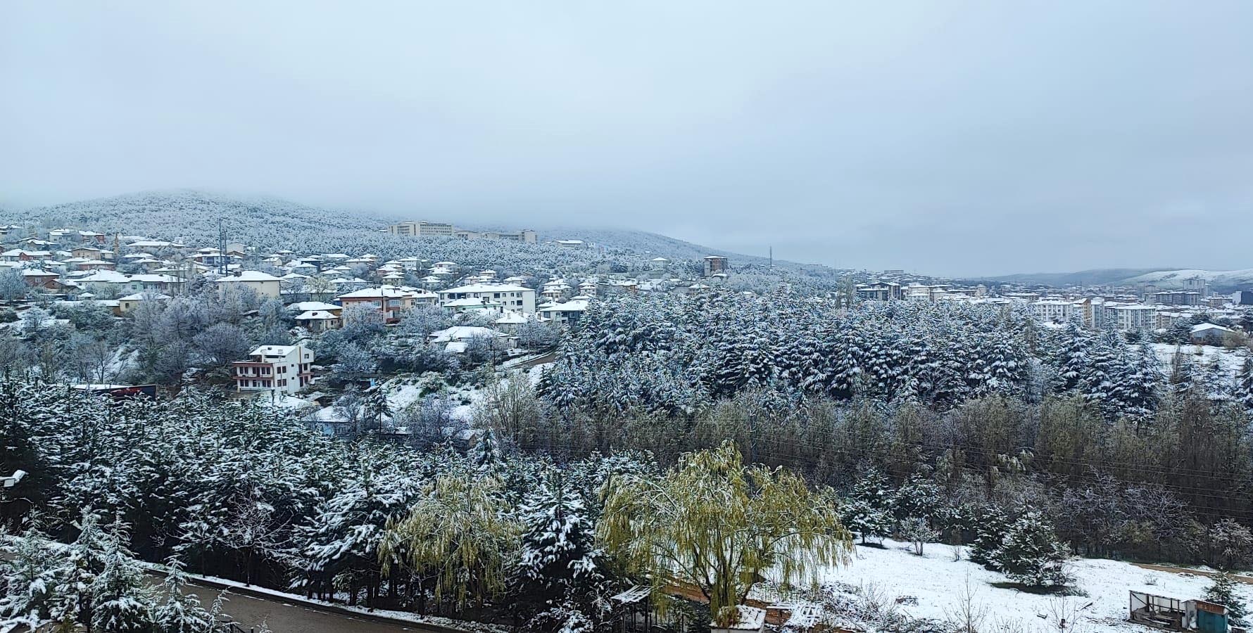 Yozgat'ta Mayıs Sürprizi: Bahar Beklerken Karla Gelen Beyaz Örtü