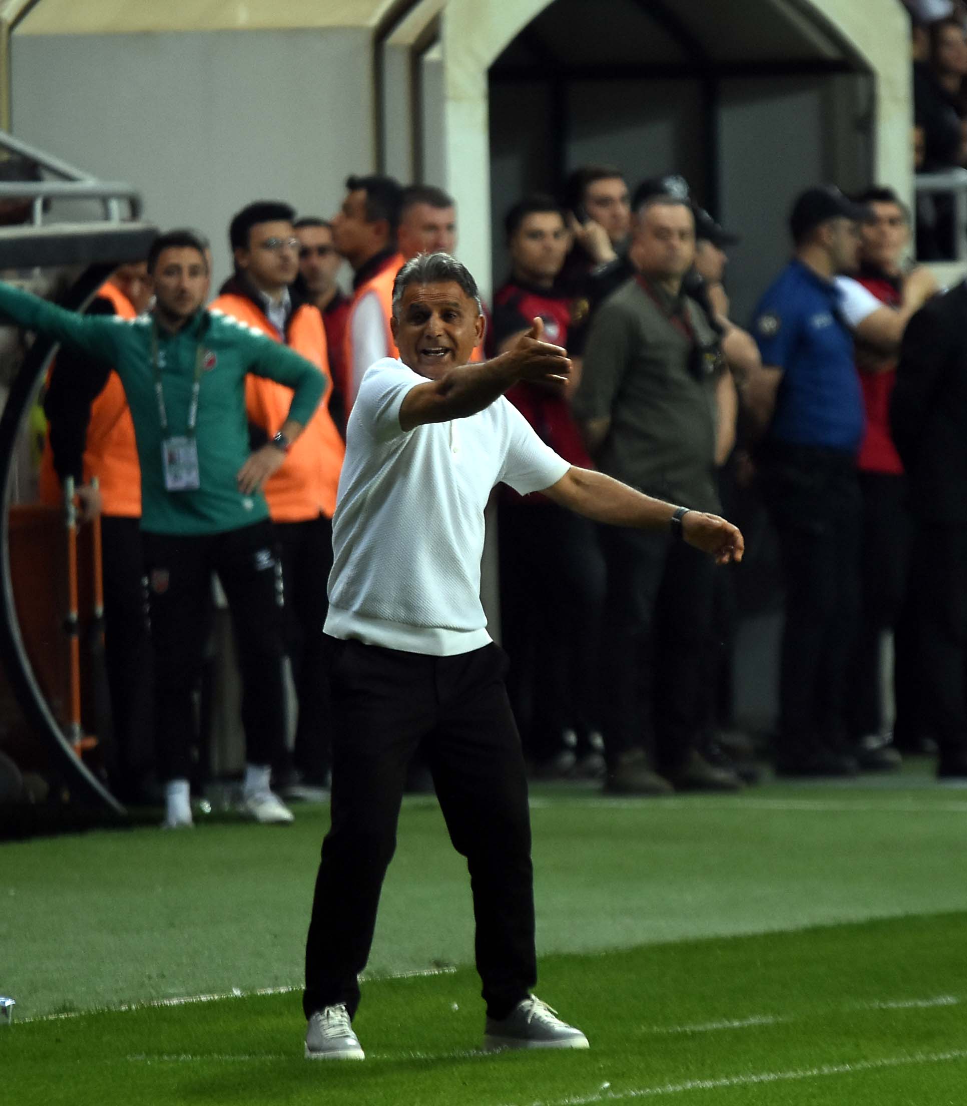 Karşıyaka'da Taraftardan Burhanettin Basatemür Çağrısı: "Takımda Kal"