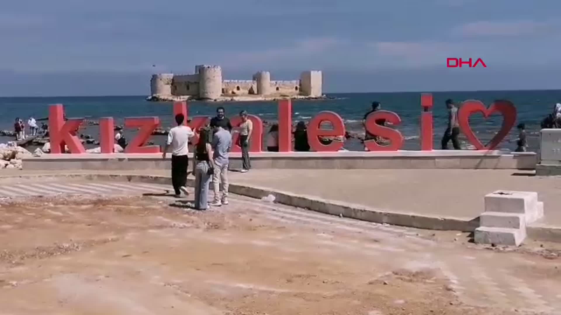 Mersin'de Kış Ortasında Yaz Esintisi: Tarihi Kızkalesi Tatilcileri Büyüledi