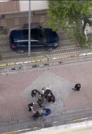 Sultangazi'de Sokak Kavgası: Aileler Karıştı, Polis Biber Gazıyla Müdahale Etti