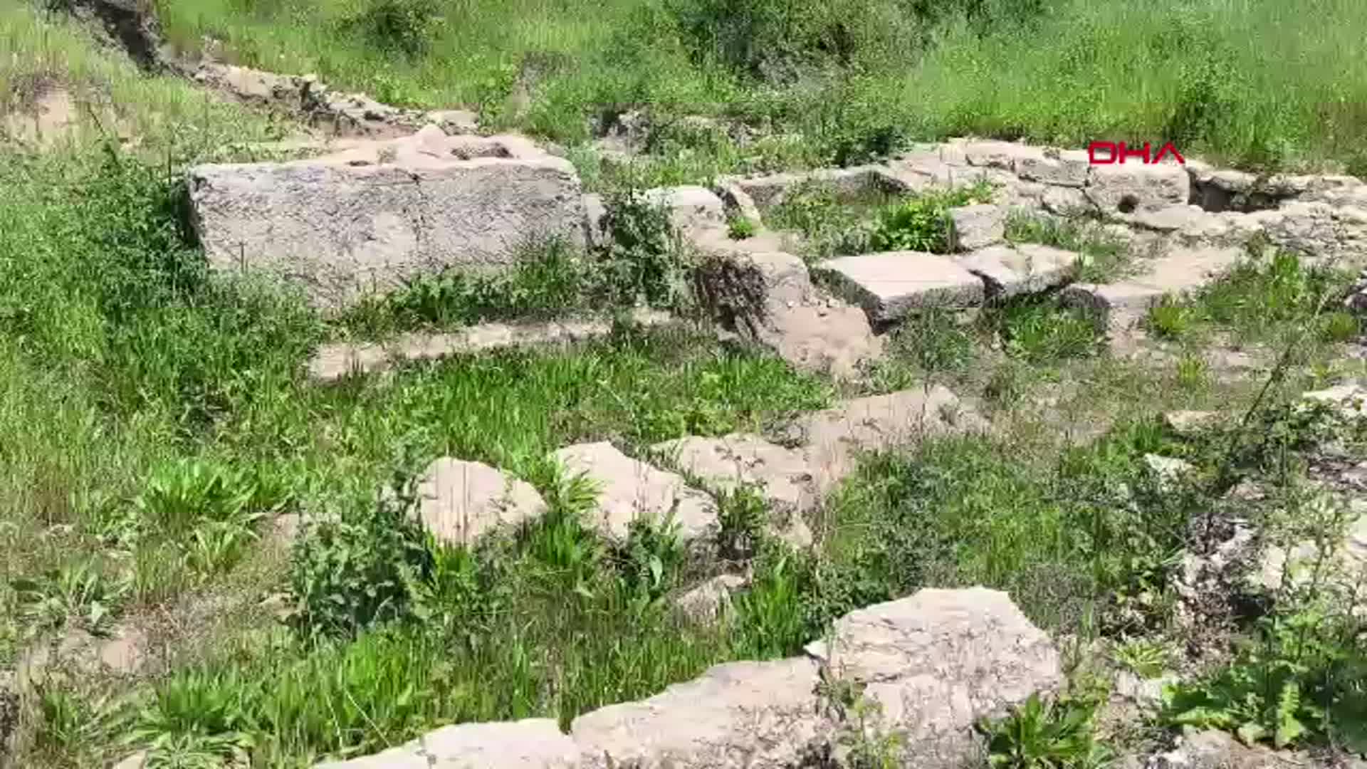 Mersin'de İnşaat Alanında Tarihi Sürpriz: 8 Roma Mezarı ve Su Kanalı Bulundu, Bölge Sit Alanı İlan Edildi