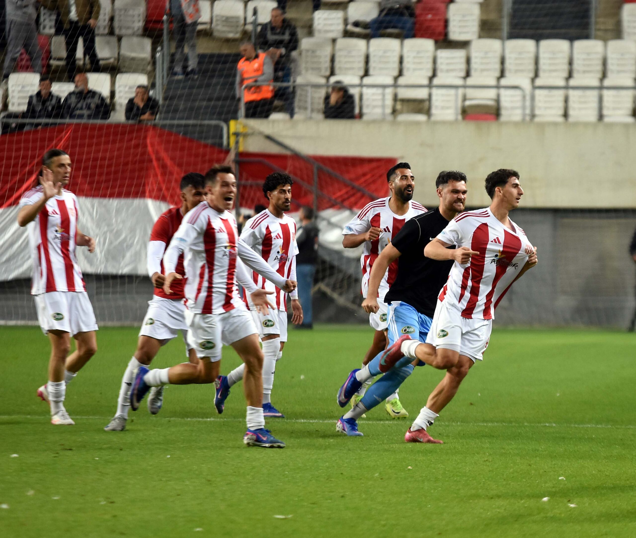 Ayvalıkgücü Belediyespor'dan Yarı Final Ateşi: Hedef Süper Lig