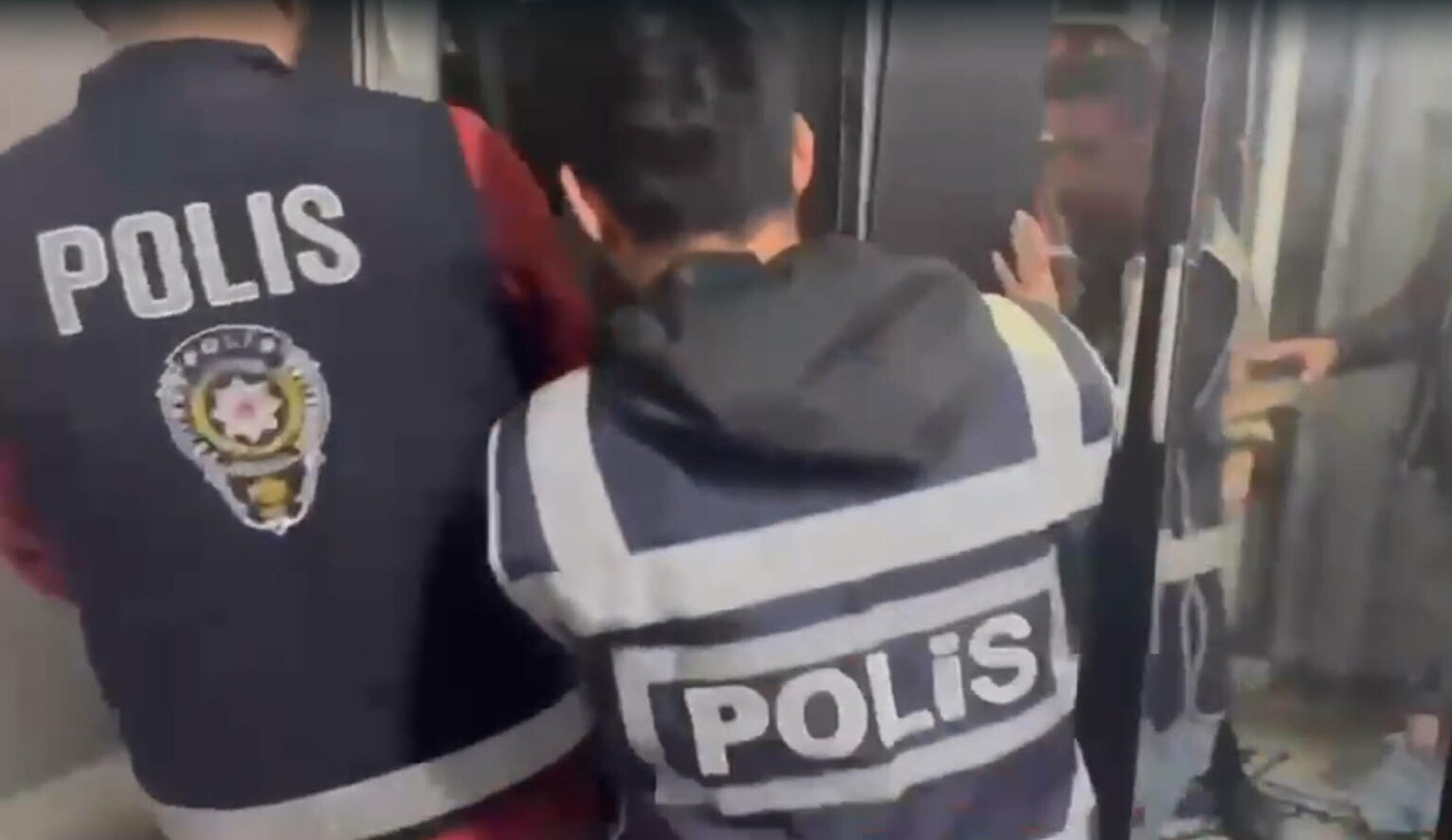 Gardıropta Saklanan Firari Hükümlü Pes Etti: 50 Yıl Hapsi Varmış!