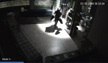 1 Dakikada Kuyumcu Soygunu: Çalınan Altın ve Paralar Kaza Yerinde Saçıldı