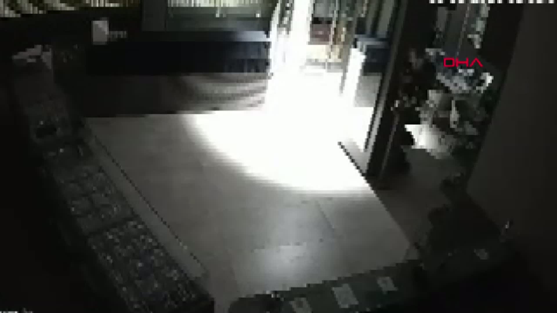 Konya'da Kuyumcu Soygunu: Hız Tutkunu Hırsızlar, Çalıntı Eşyalarıyla Kaza Yapıp Kaçtı!