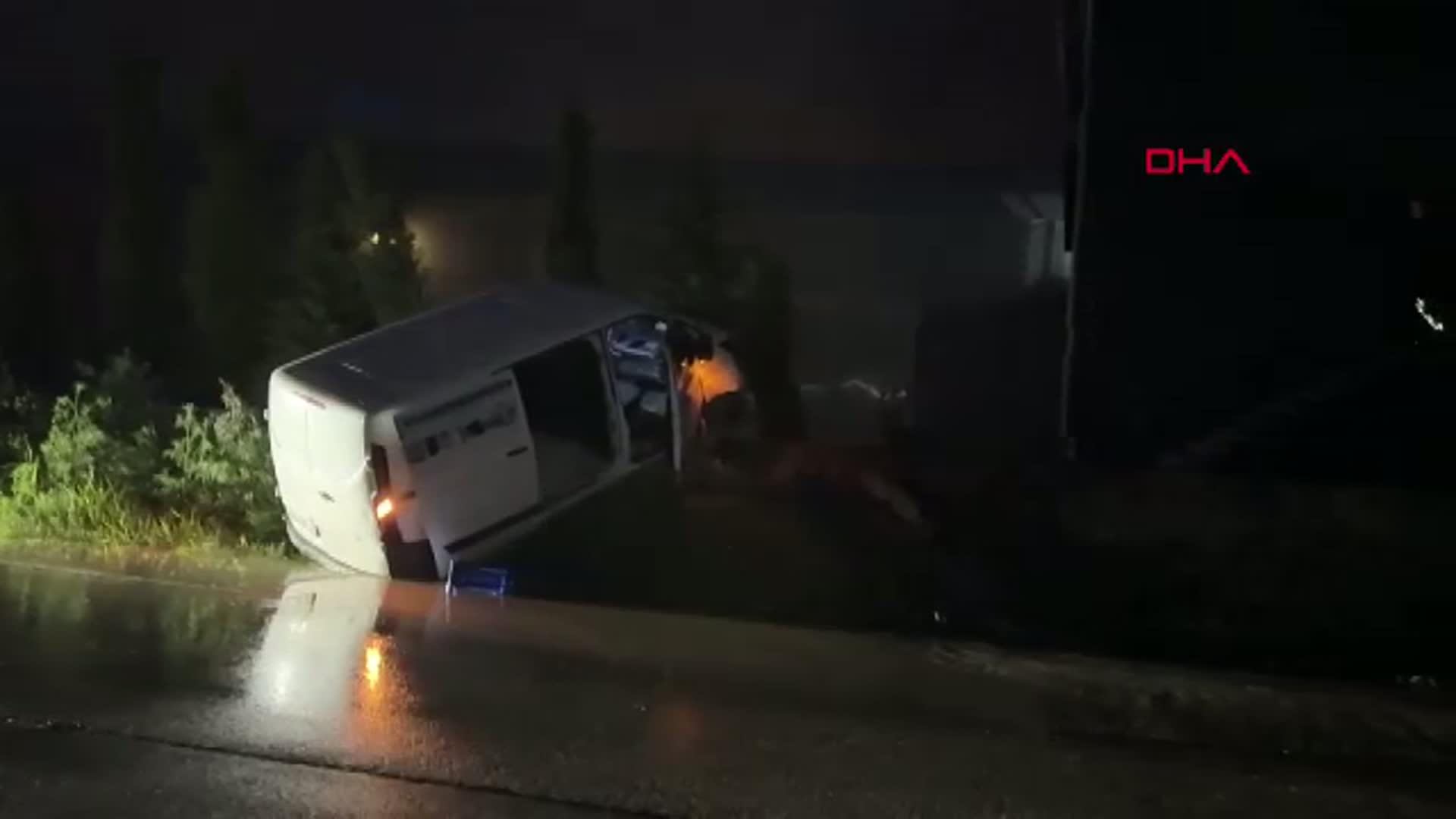 Antalya'da Korkutan Kaza: Minibüs Sulama Kanalına Uçtu, Sular Yola Aktı