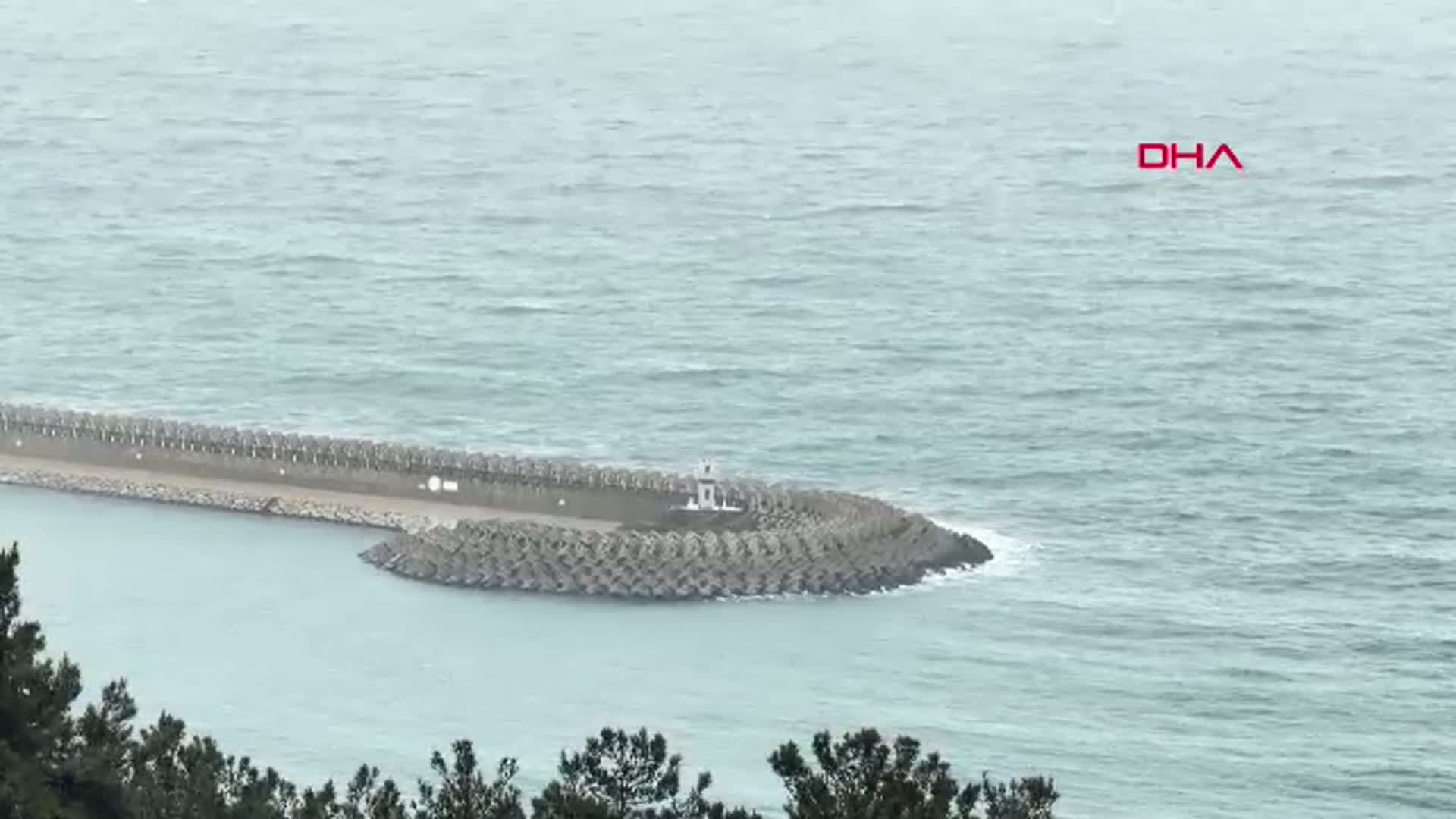 Bartın'da Fırtına Hayatı Felç Etti: Dalgalar 2 Metreyi Buldu, Tekneler Limana Sığındı
