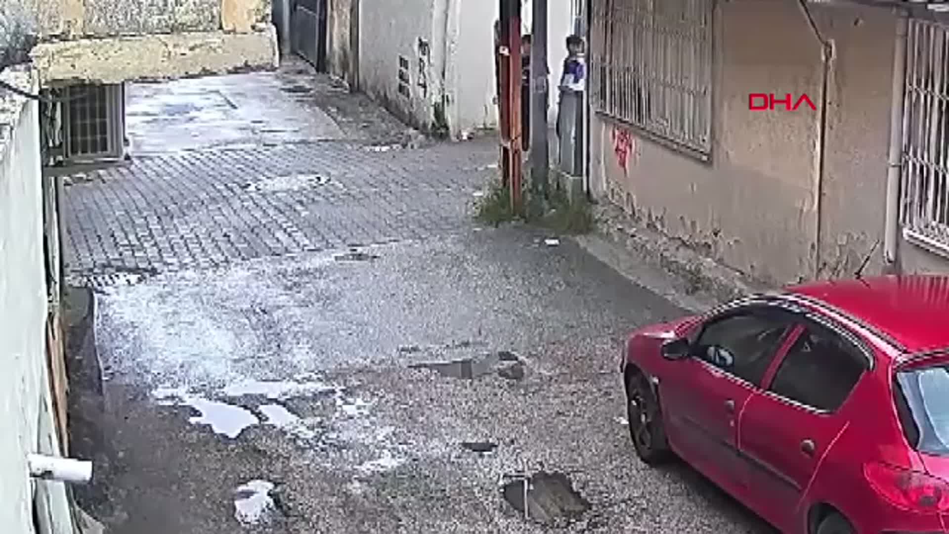 Adana'da Sokak Sakinini Darbeden Çocuklar Kamerada!