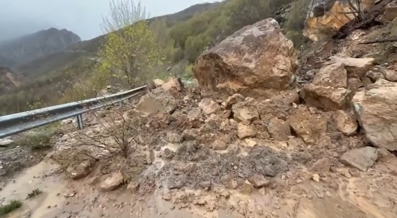 Sivas'ta Sağağn Etkili Oldu: Köy Yolları Heyelan Nedeniyle Kapandı
