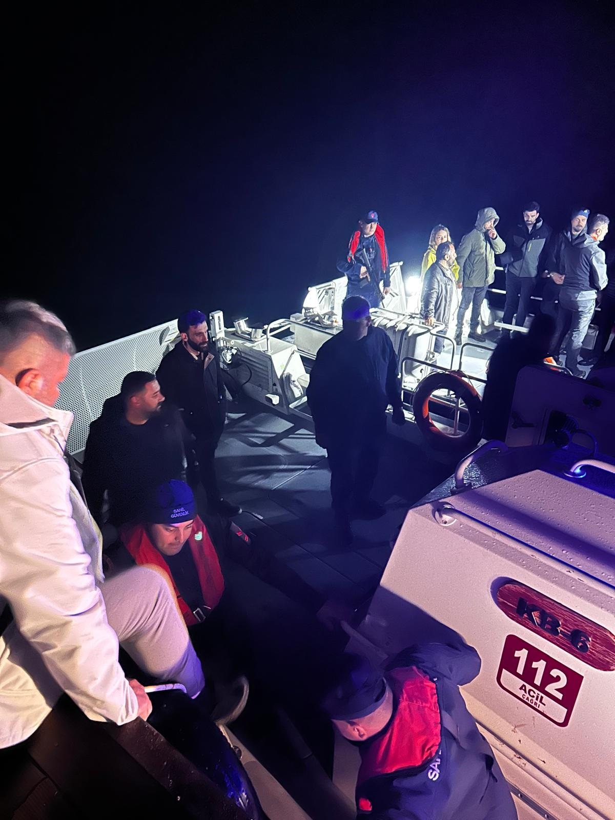 Van Gölü'nde Off-Road Faciasından Son Anda Kurtuluş: 36 Kişilik Ekip Sahil Güvenlik Botlarıyla Kurtarıldı