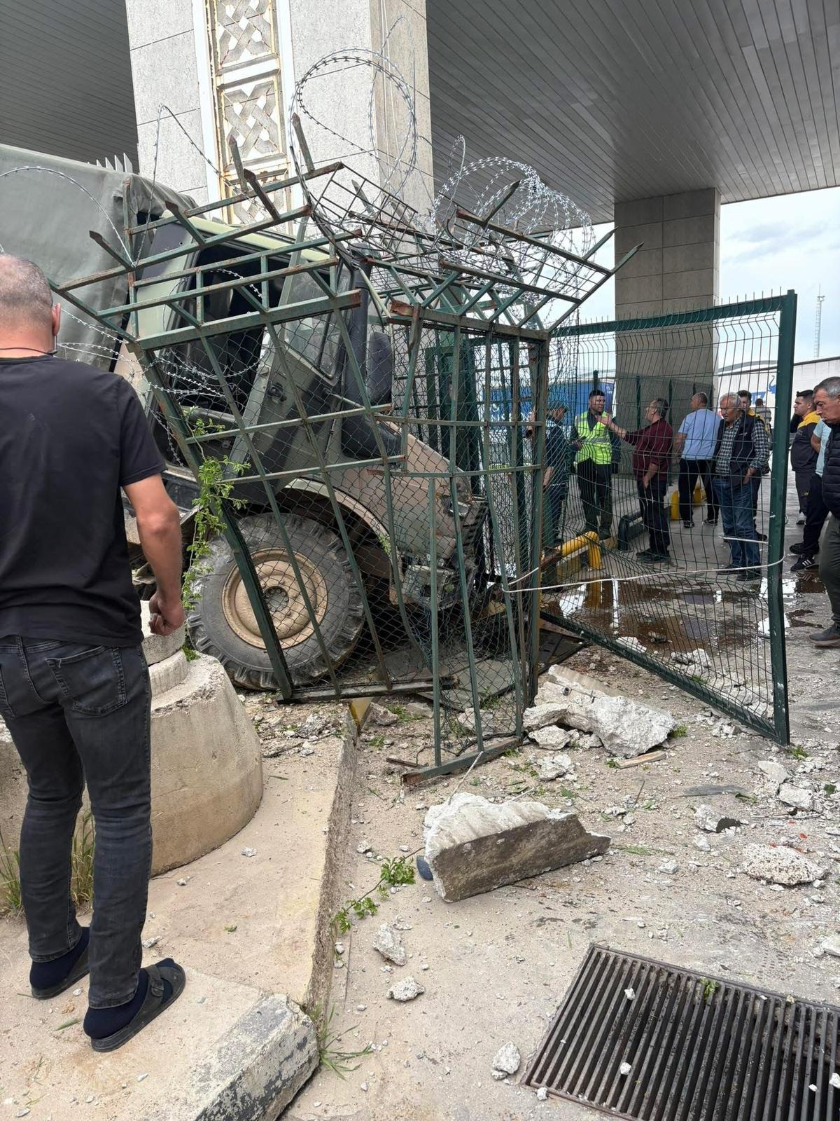 Hamzabeyli Sınır Kapısı'nda Askeri Araç Duvara Çarptı: 2 Yaralı
