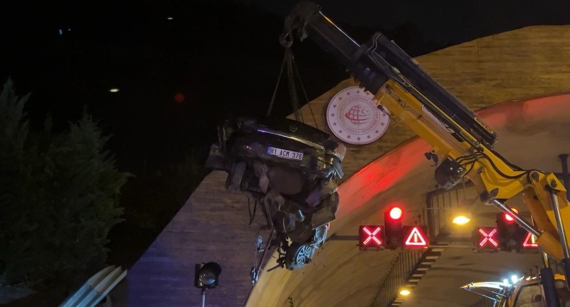 Kuzey Marmara Otoyolu'nda Feci Kaza: Tünel Girişindeki Duvara Çarpan Otomobil Sürücüsü Hayatını Kaybetti